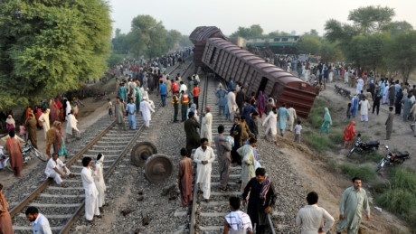 Tai nạn tàu hỏa kinh hoàng tại Pakistan, hơn 150 người thương vong